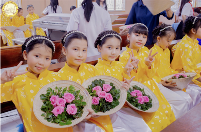 Những cánh hoa nhỏ dâng lên Mẹ