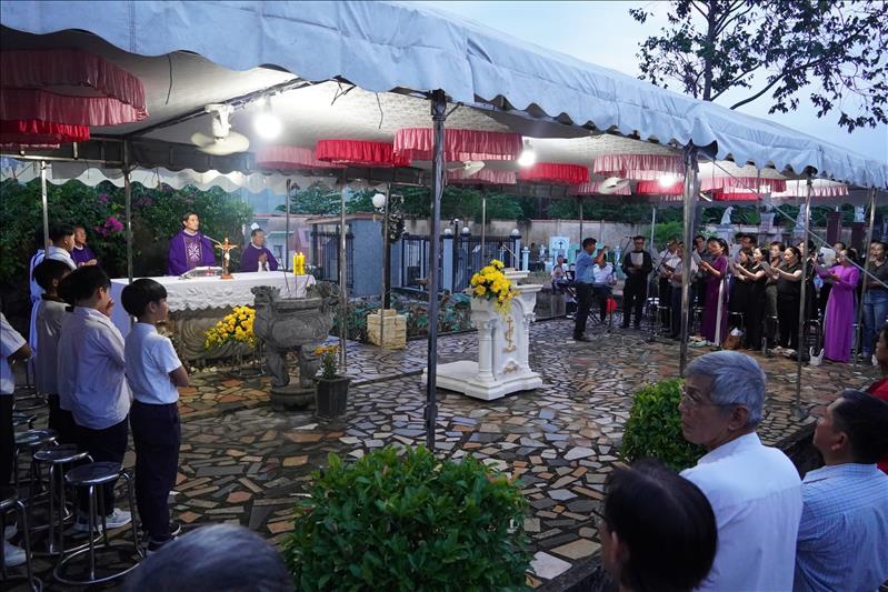 Giáo xứ Bình Chánh: Thánh lễ cầu nguyện cho các tín hữu đã qua đời (GH)