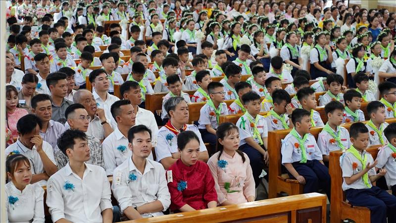 Giáo xứ Thạch Đà: 253 Thiếu Nhi Hân Hoan Rước Lễ Lần Đầu