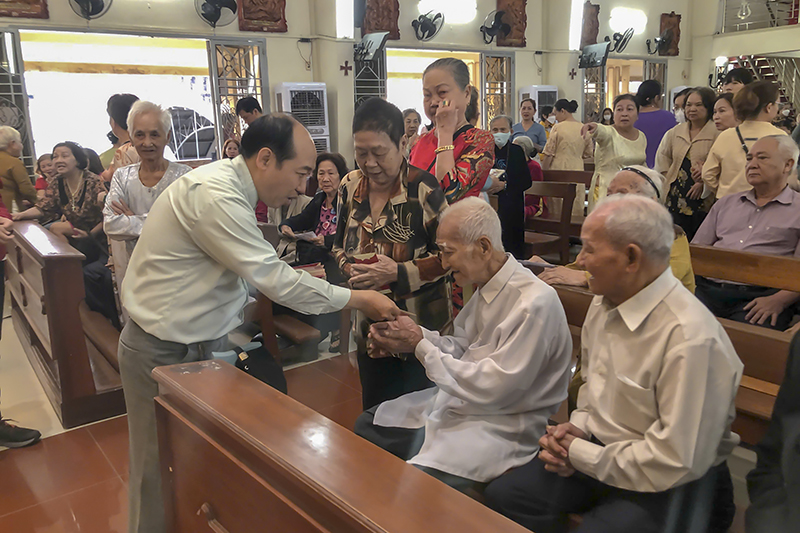 Cha chánh xứ Phú Xuân Giuse Nguyễn Hữu Thức chúc tuổi các Cụ cao niên (GH)