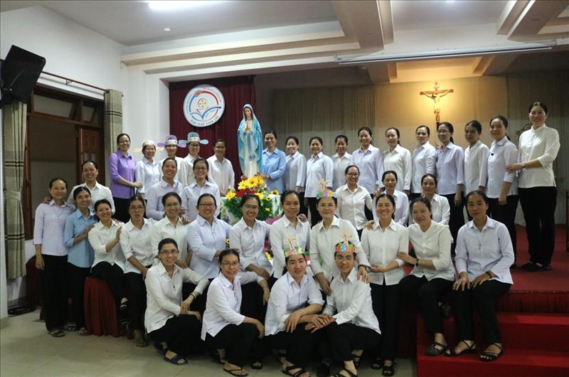 Dòng Mến Thánh Giá Xuân Lộc: Khối Đức Mẹ Mân Côi mừng Bổn Mạng (CB)