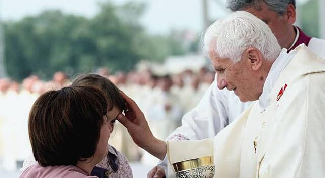 Chúc Mừng Ngày Của Mẹ: 12 Trích Dẫn của Các Giáo Hoàng về Ý Nghĩa của Tình Mẫu Tử (CB)
