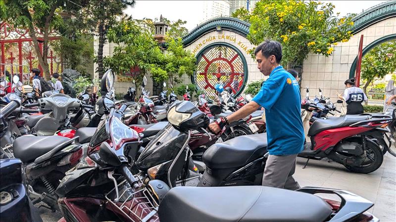 Những Người Giữ Bình An Nơi Cổng Nhà Thờ (CB)