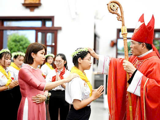 Giáo xứ Long Đại: Thánh lễ ban Bí tích Thêm Sức (CB)