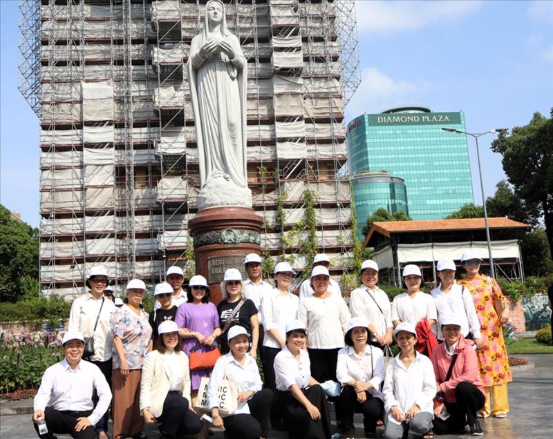 Bước chân con tìm về