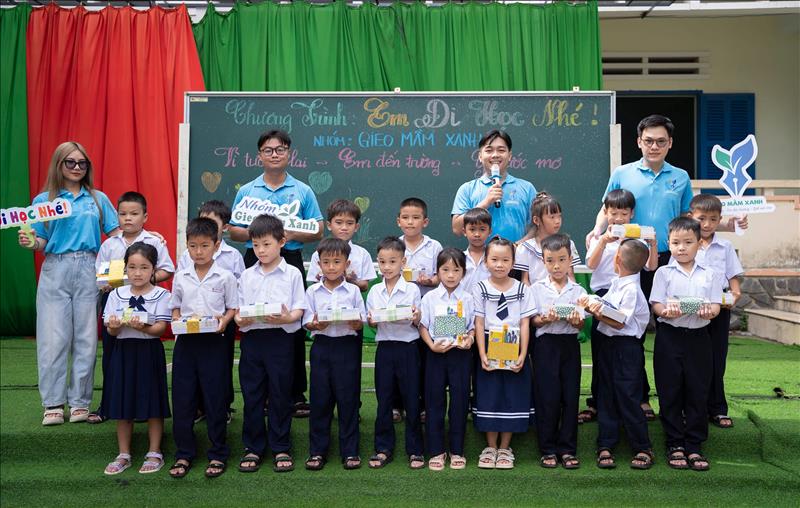 Một hành trình gieo mầm tri thức và yêu thương đến đảo Bình Hưng (CB)