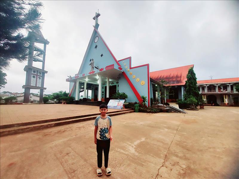 Cậu bé 8 Tuổi và 2 Thánh Lễ Mỗi Ngày (CB)