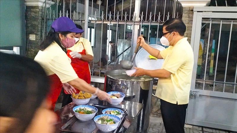 Bữa ăn không đồng- hành trình yêu thương mỗi tuần tại giáo xứ Hóc Môn (CB)